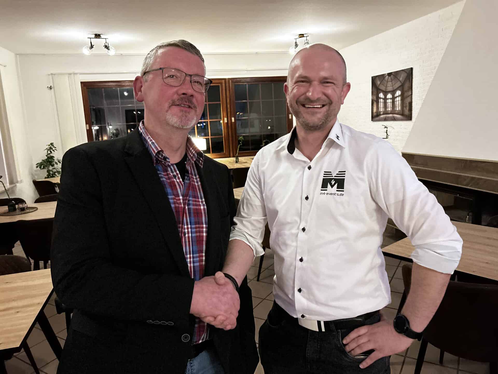Der scheidende 1. Vorsitzende Jan Martens mit seinem Nachfolger Michael Munteanu